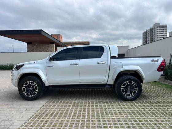 TOYOTA HILUX 2.8 D-4D TURBO DIESEL CD SRX PLUS 4X4 AUTOMÁTICO TOYOTA HILUX 2.8 D-4D TURBO DIESEL CD SRX PLUS 4X4 AUTOMÁTICO